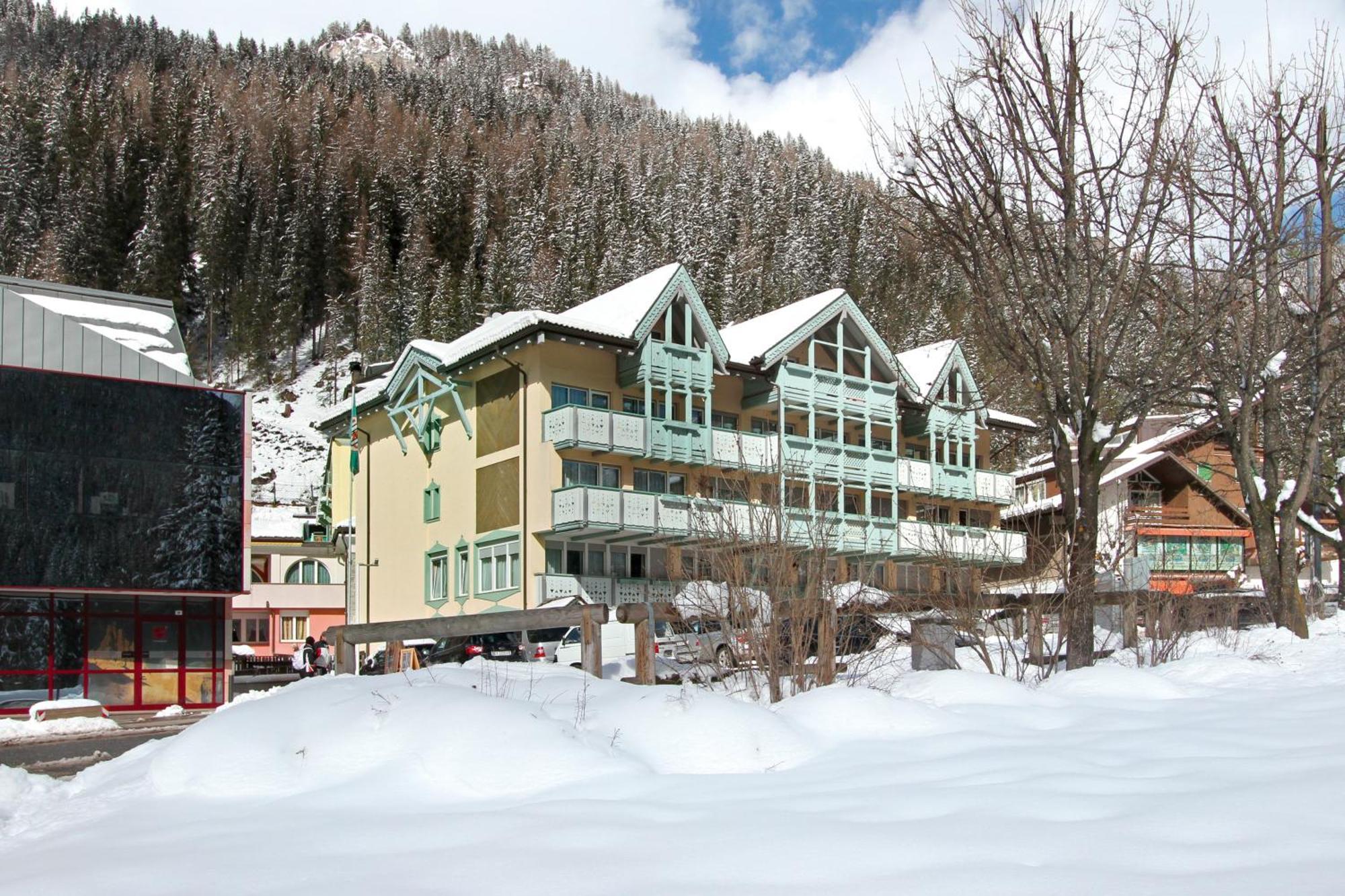 Hotel Dolomiti Schloss Canazei Dış mekan fotoğraf