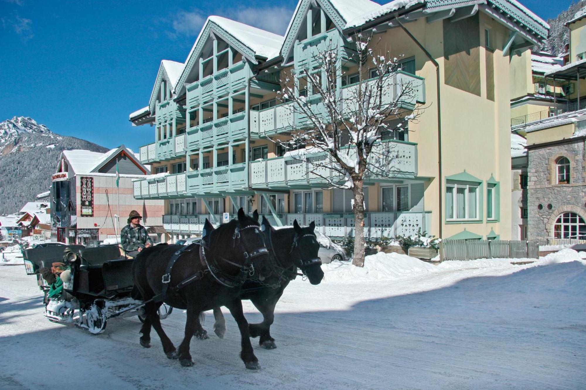 Hotel Dolomiti Schloss Canazei Dış mekan fotoğraf