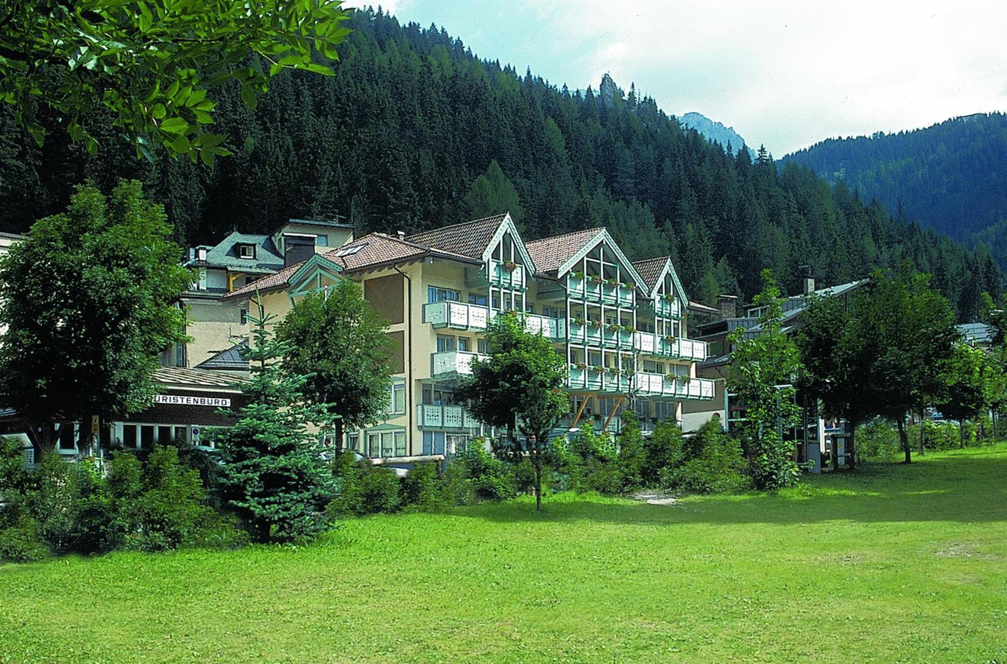 Hotel Dolomiti Schloss Canazei Dış mekan fotoğraf